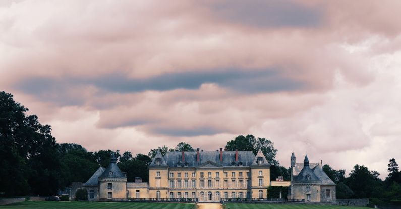 Château - Photo of Mansion Under Cloudy Sky